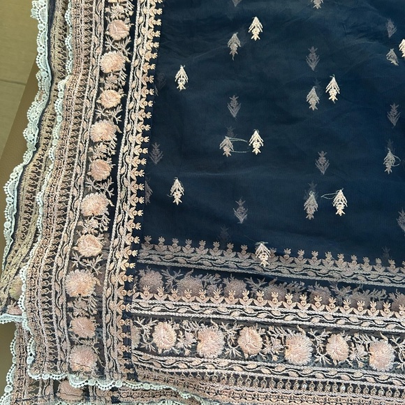 New Gorgeous Sobia Nazir Lawn Suit, Pakistani, Indian ethnic Salwar - Picture 5 of 8